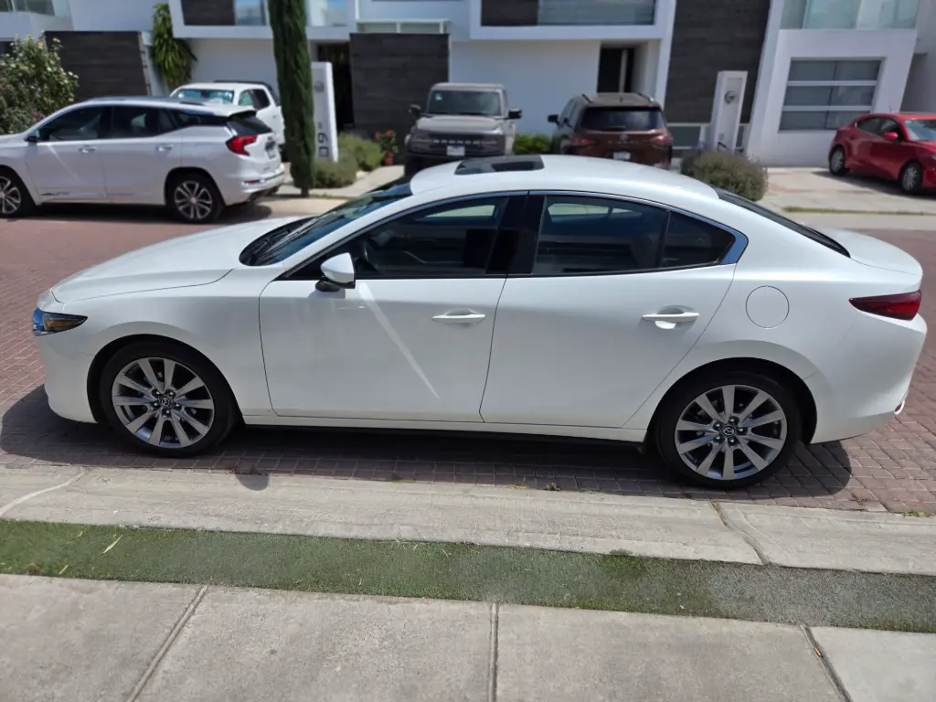 Automóvil Marca Mazda Modelo 3 2024