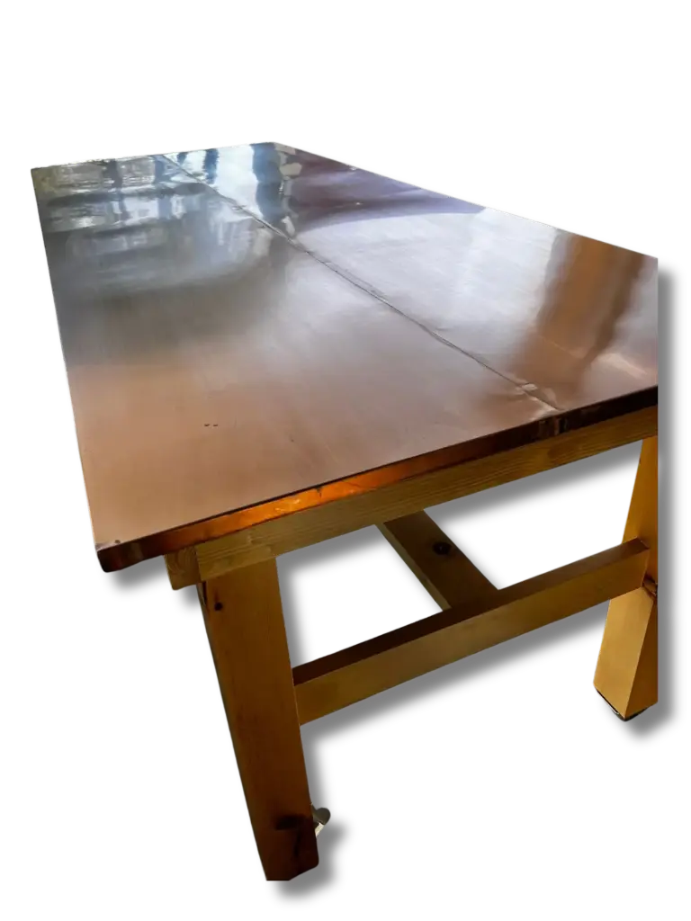 Suministro y fabricación de mesa según requerimiento, de 2.5 m x 1 m. Con ruedas antiestáticas y lámina de cobre a dos piezas en Cal. 18 (Manufactura local).
