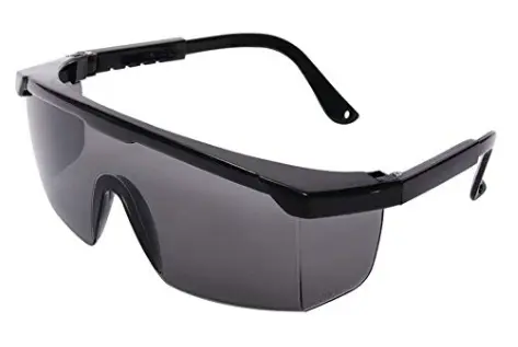 LENTE DE SEGURIDAD MARCA DERMA CARE, CUADRADO TIPO SARGENTO, OSCURO, 12 PIEZAS.