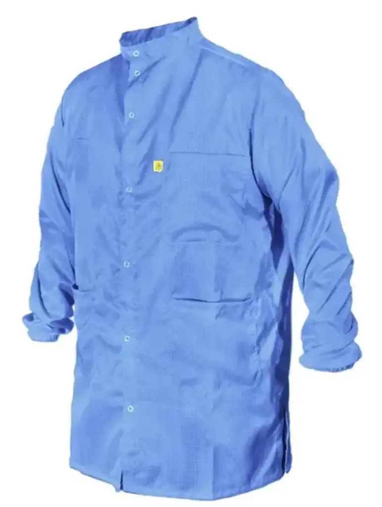 Bata antiestática azul, larga, con etiqueta ESD, con brochesenfrente y en puños, cuello sport, con tres bolsas (una bolsa arriba-izquierdo y con porta-boligrafo), con abertura en los costados, telaalgodón con hilos de carbon, manga larga, sin porta-gafete. Talla XXL, MOQ 5pzas