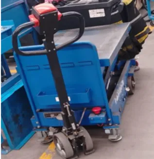 mesa de elevación móvil global industrial 988159 de doble tijera autopropulsada 40" de largo x 24" de ancho capacidad de 2,000 libras
