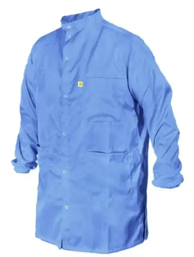 [260126093718] Bata antiestática azul, larga, con etiqueta ESD, con brochesenfrente y en puños, cuello sport, con tres bolsas (una bolsa arriba-izquierdo y con porta-boligrafo), con abertura en los costados, telaalgodón con hilos de carbon, manga larga, sin porta-gafete. Talla XXL, MOQ 5pzas