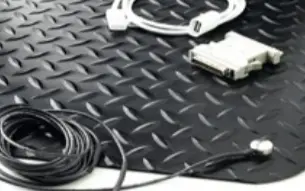 [170220260938] Tapete Antiestático Antifatiga. Rollo de vinyl con acabado diamantado antiderrapante y base de esponja de hule. (20,574M2 X ROLLO)- 0.90M x 22.86M x 9/16" espesor.